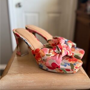 NWOT Chinese Laundry Floral Heeled Sandals